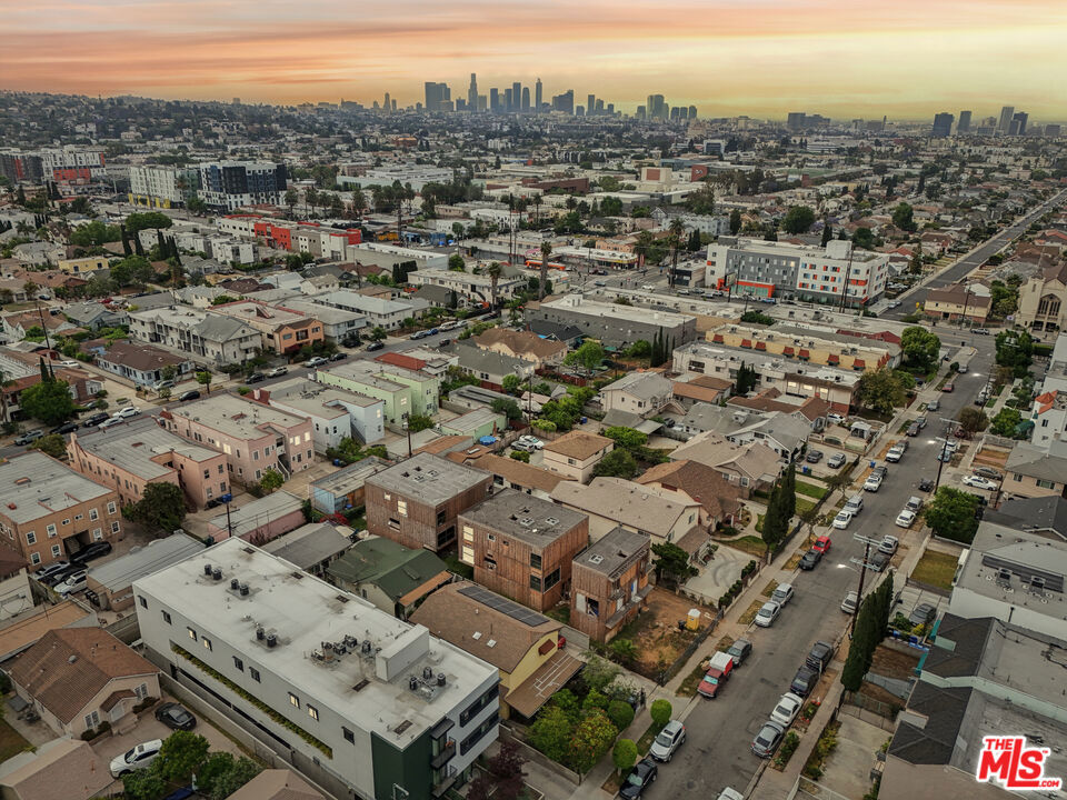 1158 N Kenmore Avenue