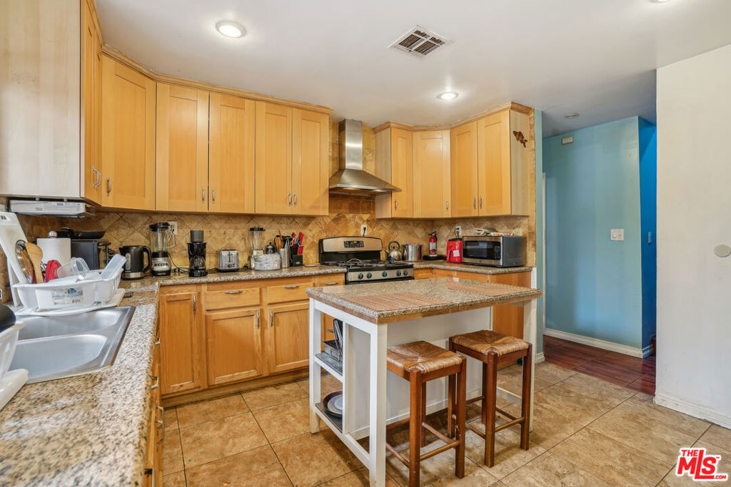 1158 N Kenmore Avenue