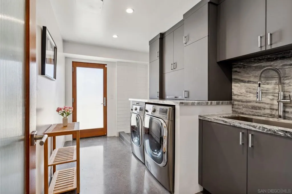 La Jolla, California 92037, United States, 6 Bedrooms Bedrooms, ,5 BathroomsBathrooms,Residential,Active,128711