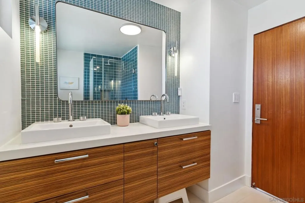 La Jolla, California 92037, United States, 6 Bedrooms Bedrooms, ,5 BathroomsBathrooms,Residential,Active,128711