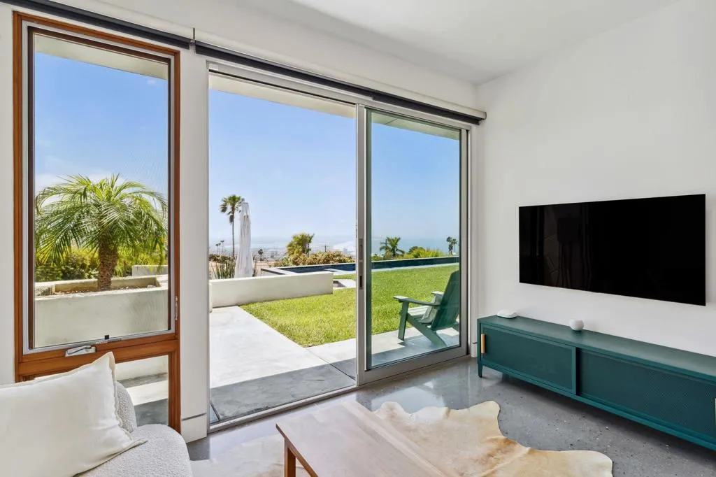 La Jolla, California 92037, United States, 6 Bedrooms Bedrooms, ,5 BathroomsBathrooms,Residential,Active,128711