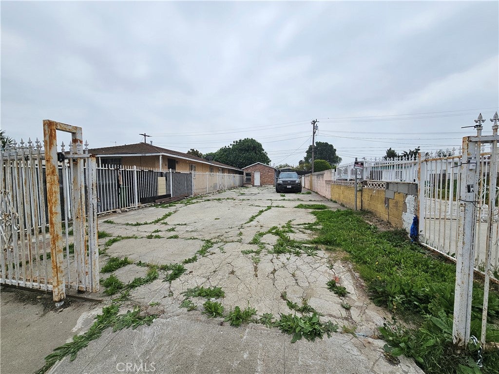 1022 W Compton