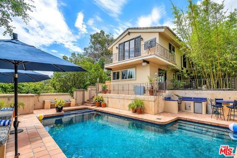 Photo of 4557 Saltillo Street, Woodland Hills, CA 91364 (MLS # 25626561)