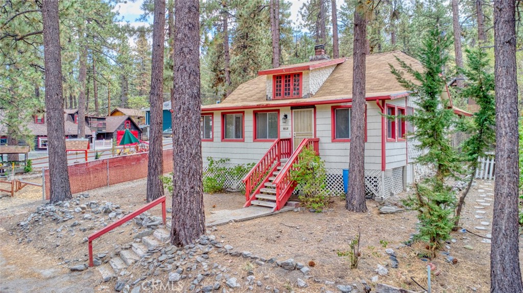 Classic Wrightwood mountain home features 3br, 2.5 bathrooms, newly carpeted downstairs, completely renovated primary bathroom, newly painted and all new appliances. Other features include fireplace, sun room in entry, fully fenced backyard with shed. Upstairs charming last century knotty pine with spacious family room and half bath.