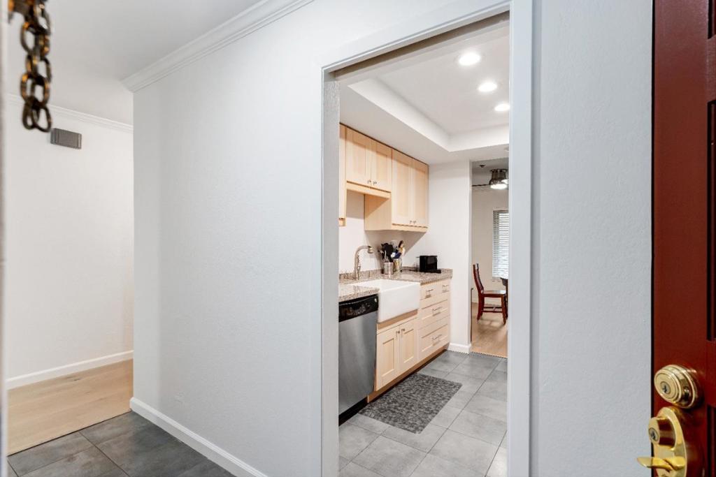 477 Lassen Street 6, Los Altos CA 94022