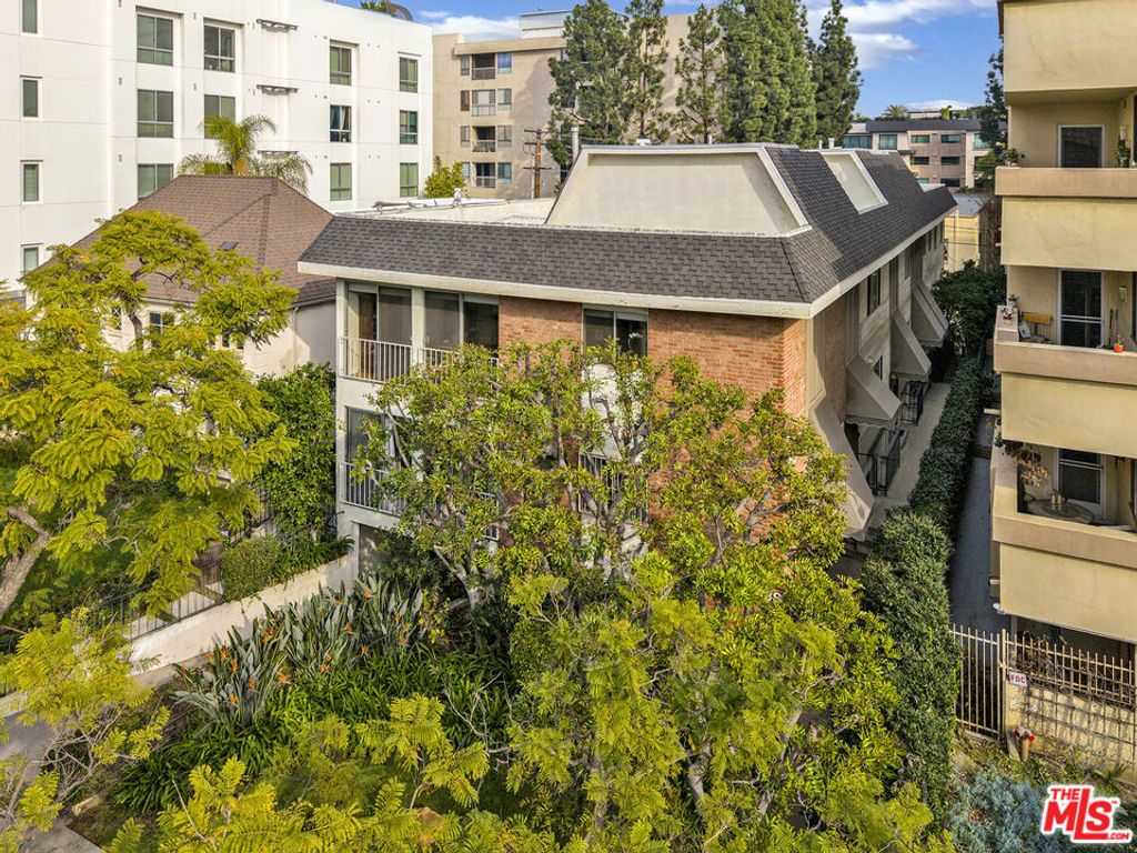 Photo of 438 N Palm Drive #1, Beverly Hills, CA 90210 (MLS # 25601485)