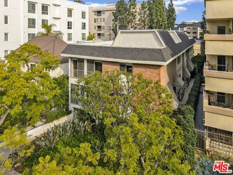 Photo of 438 N Palm Drive #1, Beverly Hills, CA 90210 (MLS # 25601485)