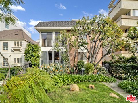 Photo of 438 N Palm Drive #1, Beverly Hills, CA 90210 (MLS # 25601485)