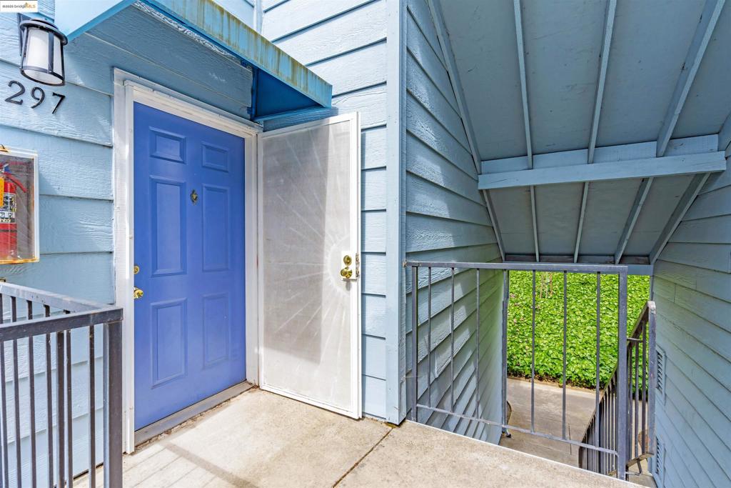 This bright and inviting 3 bedroom, 2bathc home is nestled in a secure gated community. This beautiful condo offers a warm and inviting atmosphere in a prime locate near Vallejo's vibrant waterfront. It is only minutes from the ferry terminal. The community offers a private gym, rec room and pool. With scenic strolls and hikes along the Napa River, it is perfect an an active or relaxed lifestyle. Whether you're seeking leisure or adventure, this home is perfect for you!