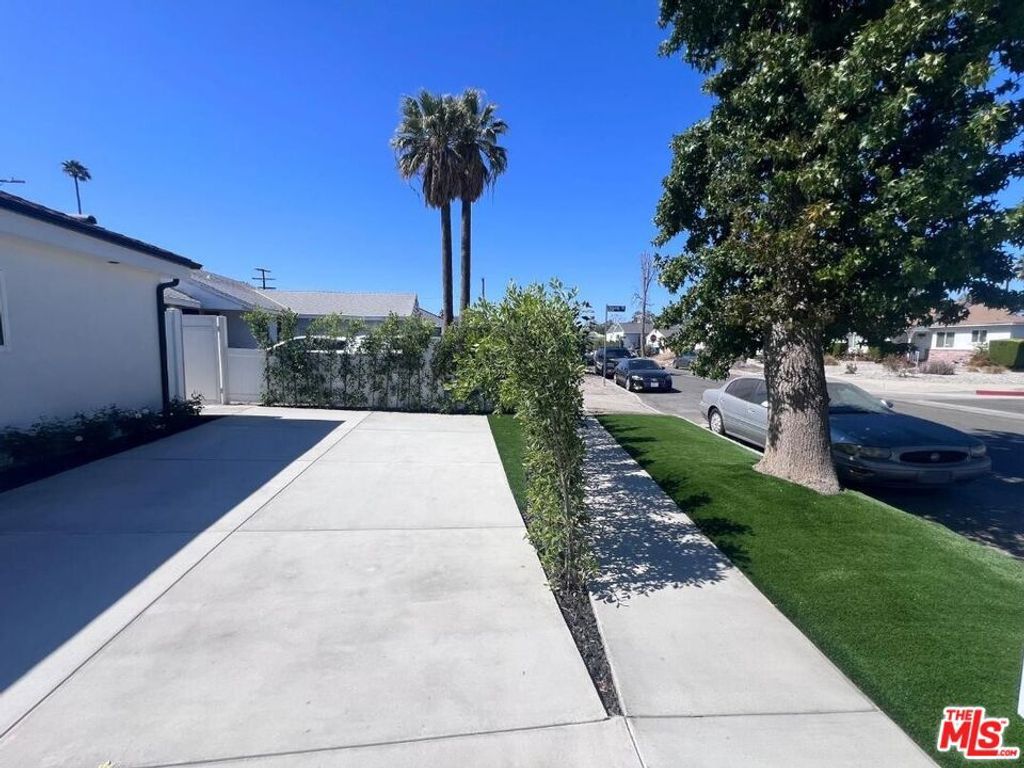 Photo of 7669 Beeman Avenue, North Hollywood, CA 91605 (MLS # 25588749)