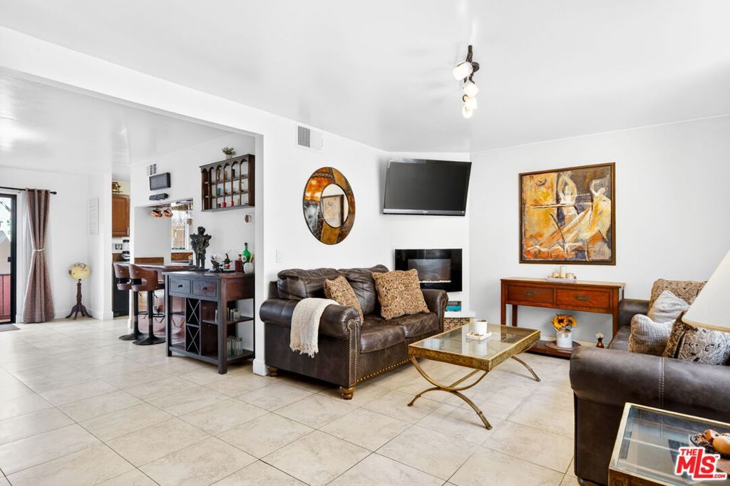 Photo of 10817 Whipple Street #6, Toluca Lake, CA 91602 (MLS # 26696827)