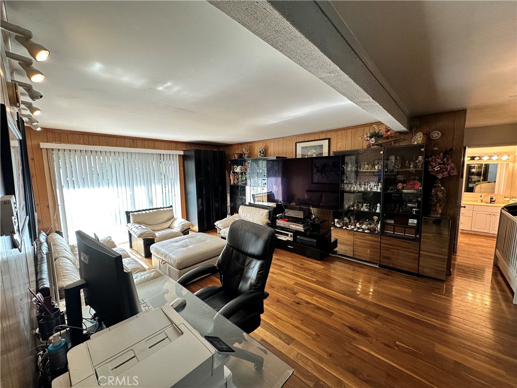 5460 White Oak Ave C106