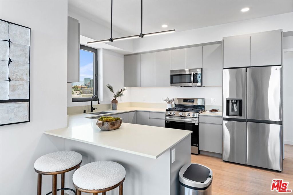 listing image 130726703061855621924