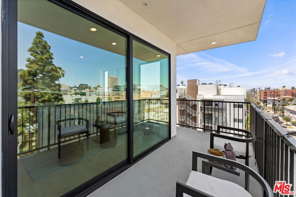 listing image 130726719563440212103