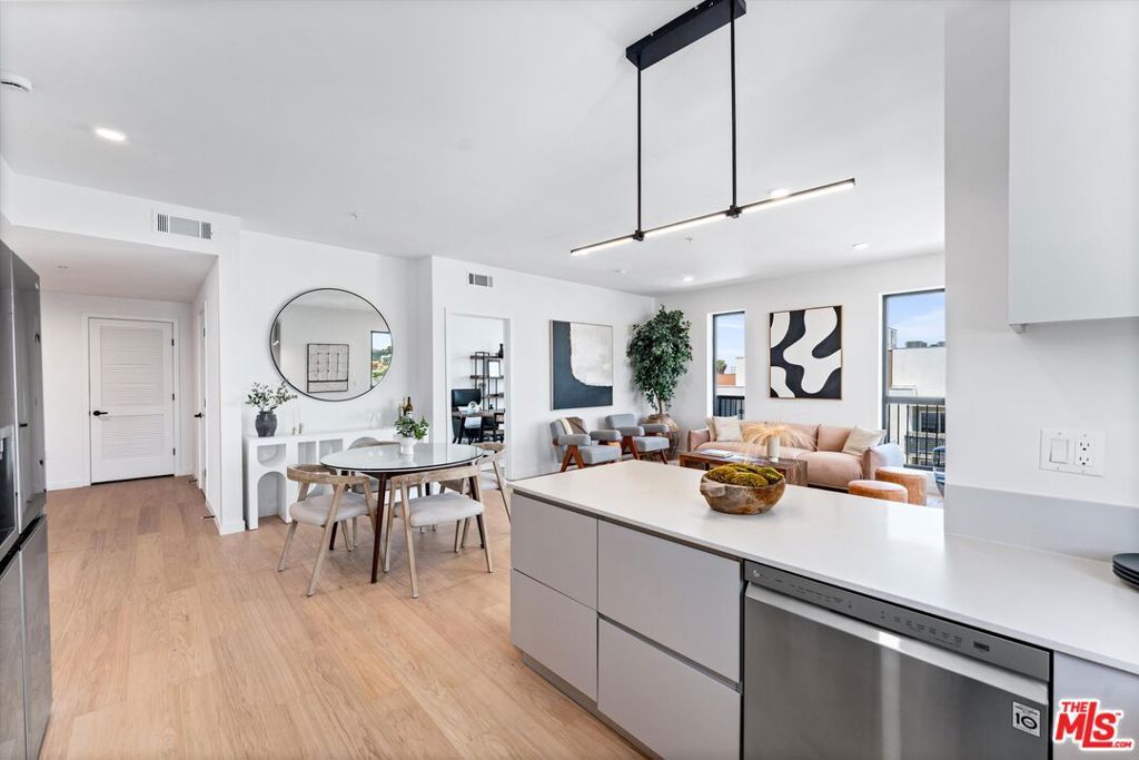 listing image 130726972097379213649