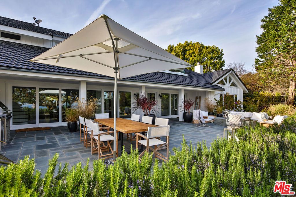 Photo of 29225 Cliffside Drive, Malibu, CA 90265 (MLS # 25622797)