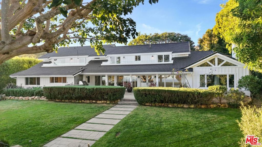 Photo of 29225 Cliffside Drive, Malibu, CA 90265 (MLS # 25622797)