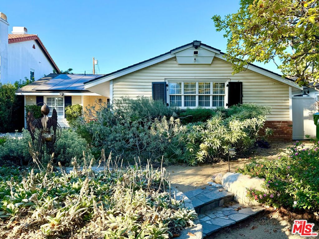 Photo of 13957 Chandler Boulevard, Sherman Oaks, CA 91401 (MLS # 25617695)