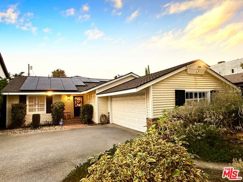 Photo of 13957 Chandler Boulevard, Sherman Oaks, CA 91401 (MLS # 25617695)