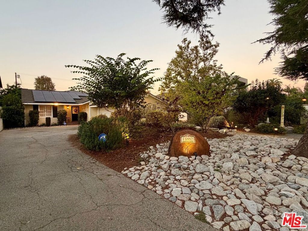 Photo of 13957 Chandler Boulevard, Sherman Oaks, CA 91401 (MLS # 25617695)