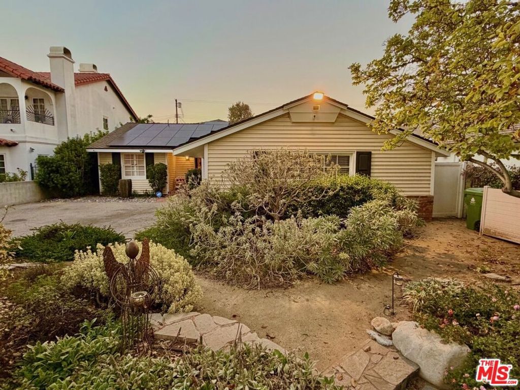 Photo of 13957 Chandler Boulevard, Sherman Oaks, CA 91401 (MLS # 25617695)