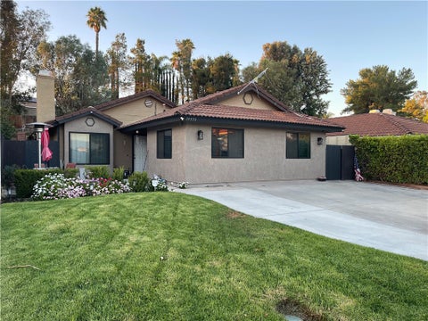 Photo of 39559 oak cliff Drive, Temecula, CA 92591 (MLS # IV26204382)