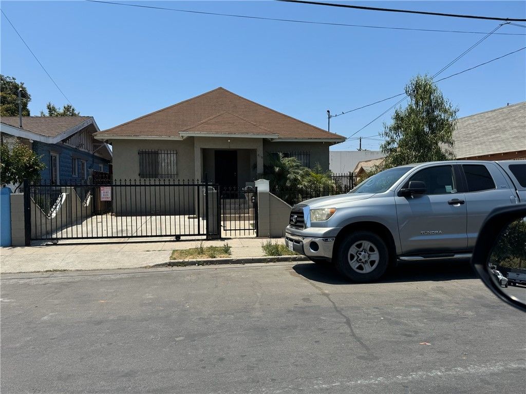 Photo of 416 E 31st Street, Los Angeles, CA 90011 (MLS # DW26076724)