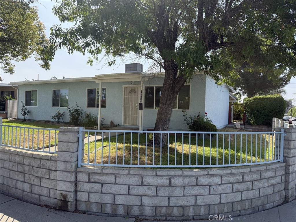 wellcome and enjoy a 2 Years old house in Pacoima, the house was fully rebuildedd on 2023, 4 Bedrrooms and 2 full bathrrooms, two car detached garage with a full bathroom (maybe with out permits) water proove floor through out thre house, new central cooling and heating system, new appliencies, large bak yard ideal for an ADU.
Must see it.
