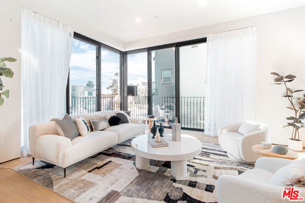 Photo of 1501 S Fairfax Avenue, Los Angeles, CA 90019 (MLS # 25581897)