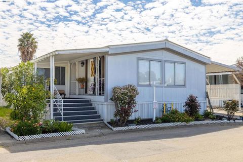 Photo of 1438 1438 Buckingham Way Way, Hayward, CA 94544 (MLS # 41126072)