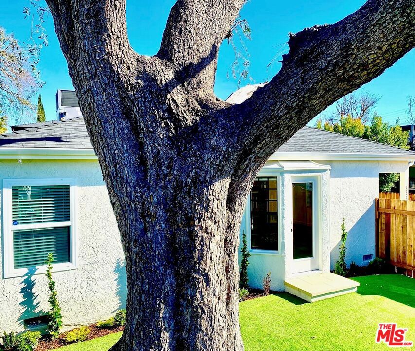 5222 5220 Whitsett Avenue 2