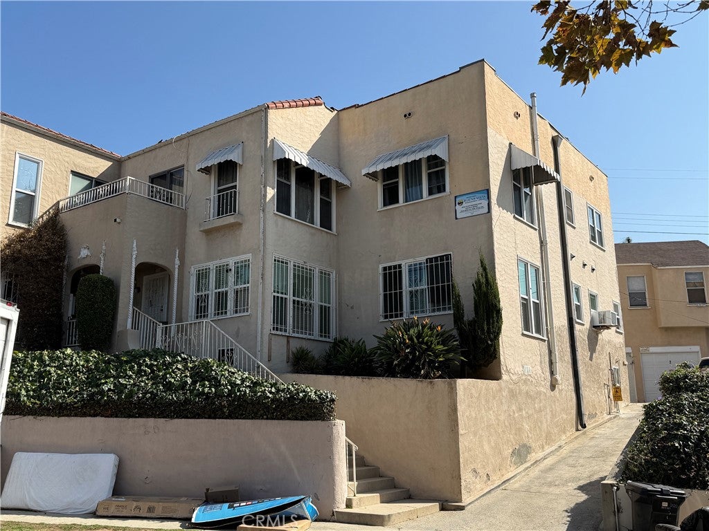 2116 S Palm Grove Avenue
