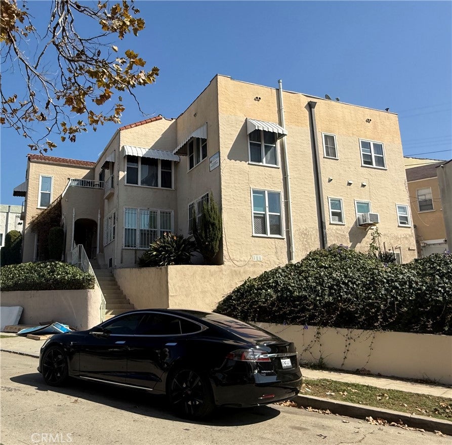 2116 S Palm Grove Avenue