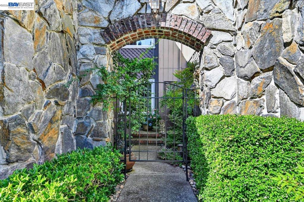 525 Silver Oak Ln