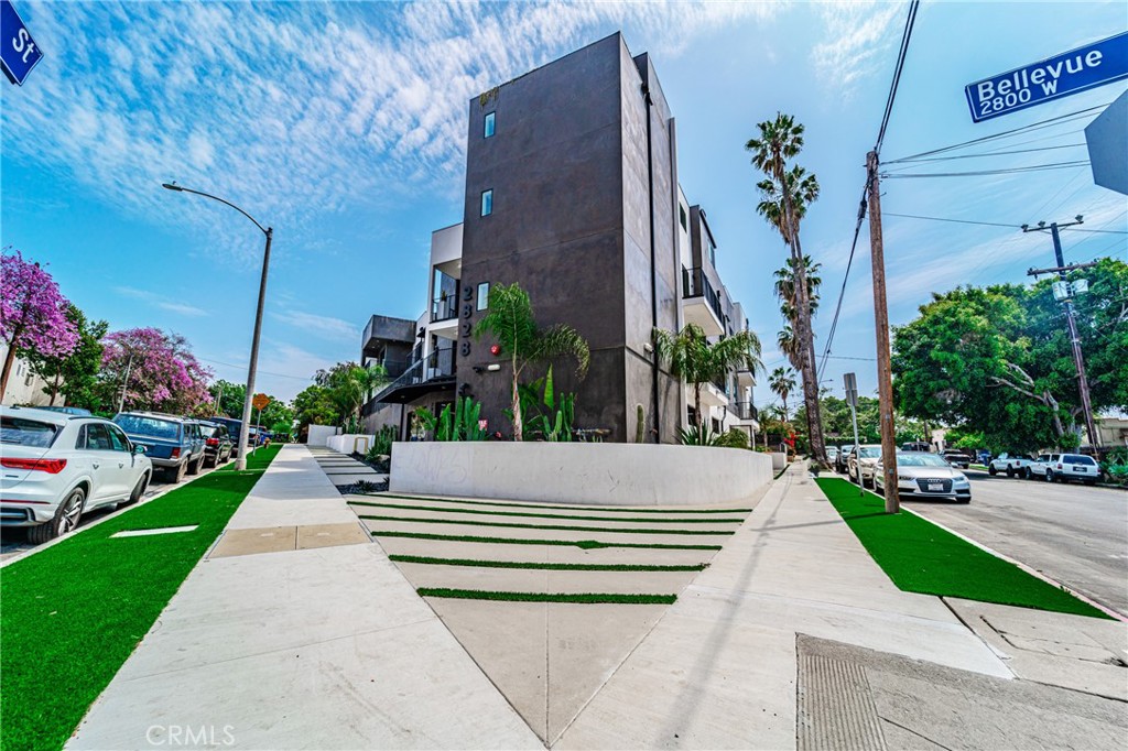 Welcome to this charming one-bedroom apartment nestled in the vibrant neighborhood of Silver Lake. As you step inside, you'll be greeted by the sight of a beautiful built-in wardrobe, providing ample storage space for your belongings. The apartment boasts a spacious bathroom. Additionally, the inclusion of a washer and dryer within the unit allows for hassle-free laundry days. One of the highlights of this apartment is its balcony. Furthermore, the building itself features a remarkable rooftop deck with breathtaking 360-degree views of the surrounding cityscape, perfect for entertaining guests or enjoying a quiet evening under the stars. For added convenience, the apartment includes a coveted parking spot, ensuring you'll never have to worry about finding a place to park. And if you're a cycling enthusiast, you'll appreciate the availability of bicycle racks within the building, providing a safe and secure place to store your bike.
This one-bedroom apartment in Silver Lake offers a delightful blend of comfort, style, and convenience. With its beautiful built-in wardrobe, spacious bathroom, balcony, washer and dryer, rooftop deck with stunning views, and included parking spot, it presents an ideal living space in one of Los Angeles' most desirable neighborhoods.