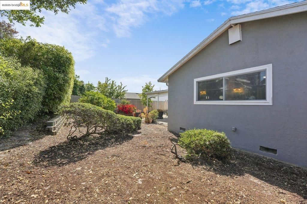 listing image 130728225361814253271