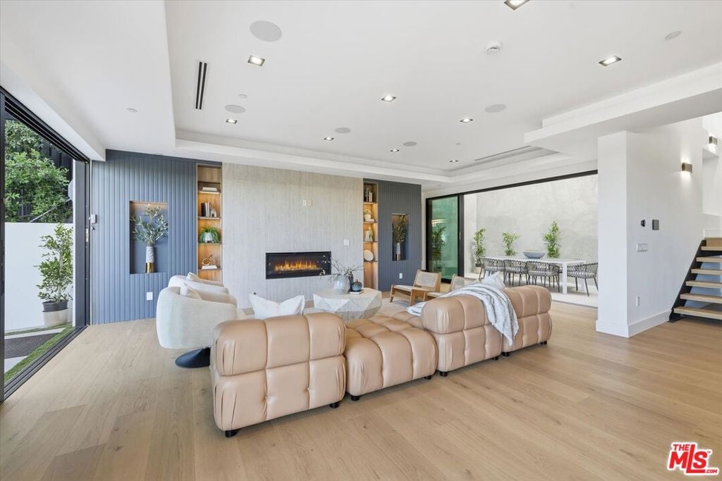 16800 Oak View Drive