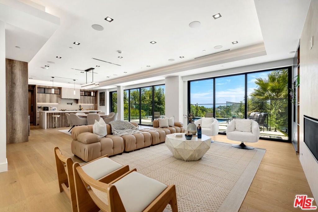 16800 Oak View Drive