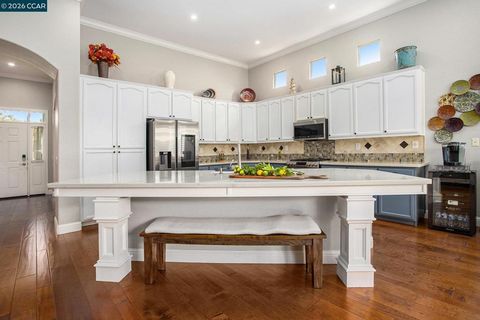 Photo of 451 451 Tayberry Ln Ln, Brentwood, CA 94513 (MLS # 41121493)