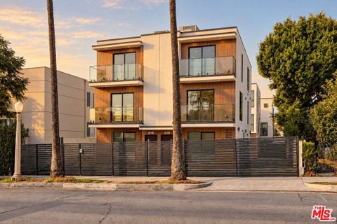 Photo of 1963 N Beachwood Drive, Los Angeles, CA 90068 (MLS # 26104501)
