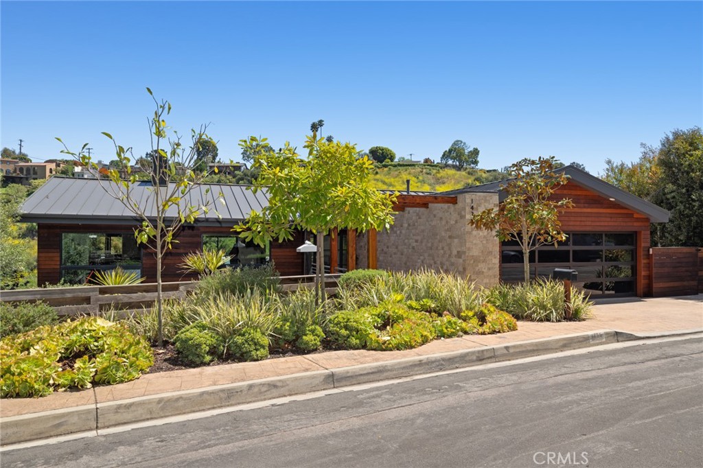 1435 Cerritos Drive