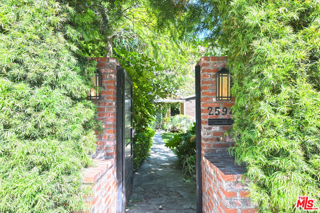 2592 N Beachwood Drive