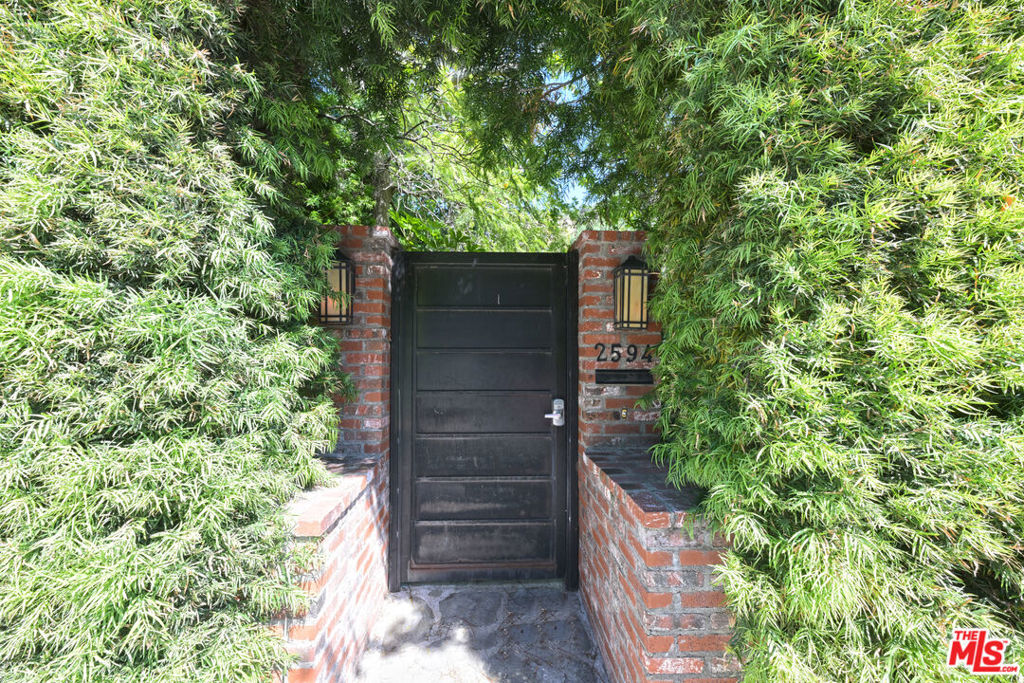 2592 N Beachwood Drive