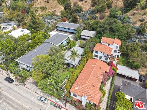 Photo of 2592 N Beachwood Drive, Los Angeles, CA 90068 (MLS # 26758505)