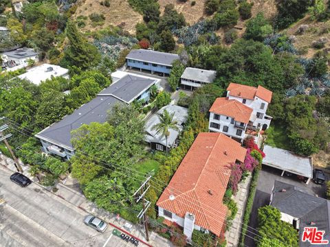 Photo of 2592 N Beachwood Drive, Los Angeles, CA 90068 (MLS # 26758505)