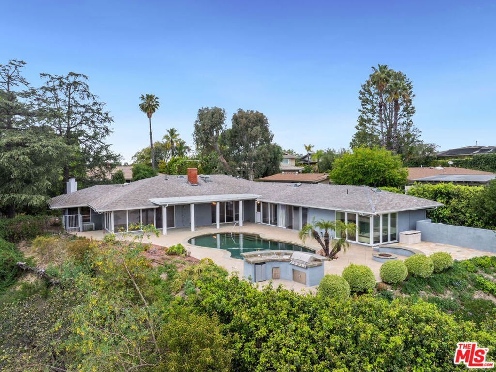 Photo of 15901 High Knoll Road, Encino, CA 91436 (MLS # 25597977)