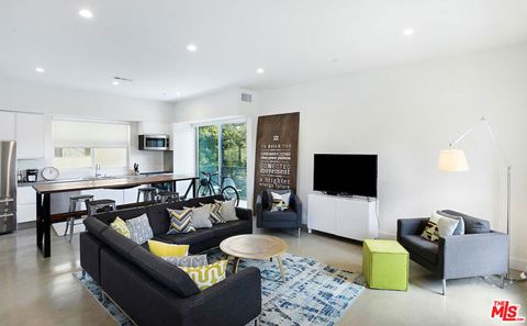 Photo of 2496 S CENTINELA Avenue #4, Los Angeles, CA 90064 (MLS # 26668309)