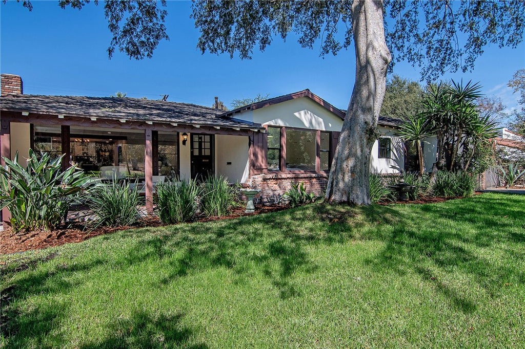 Photo of 1541 Rancho Avenue, Glendale, CA 91201 (MLS # BB26194235)