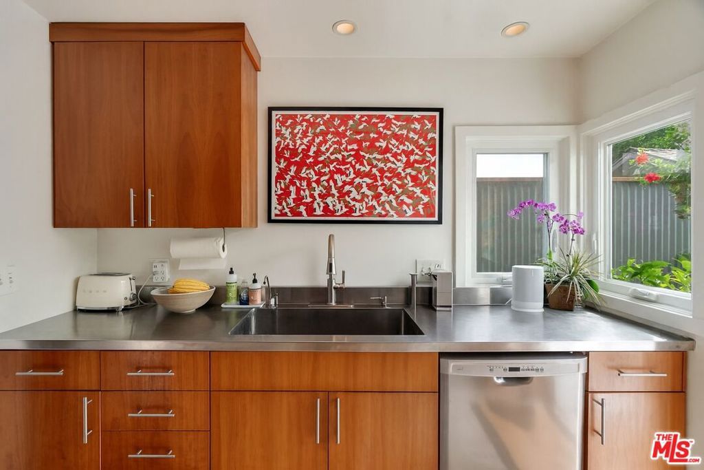 Photo of 538 Altair Place, Venice, CA 90291 (MLS # 25611657)