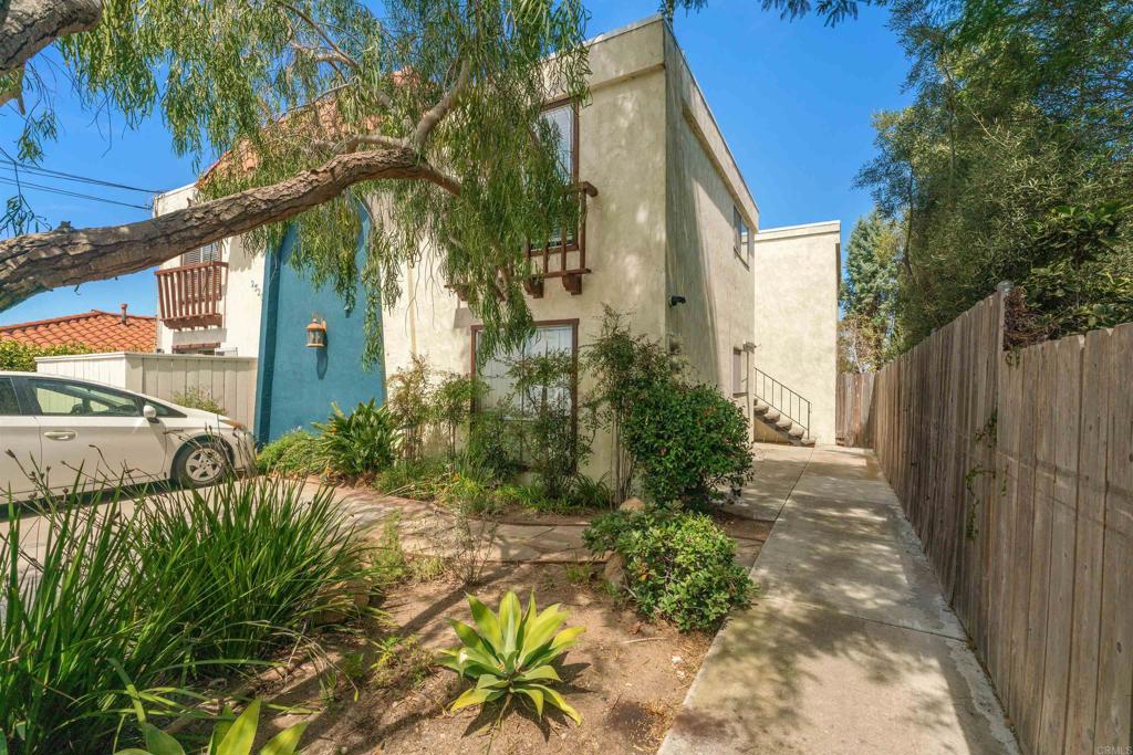 2520 collier Avenue